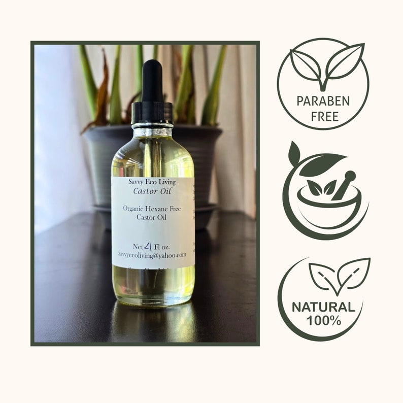 K&ouml;nnte beinhalten: Eine klare Glasflasche mit einer Tropfpipette gef&uuml;llt mit gelbem Rizinus&ouml;l. Das Etikett lautet "Savvy Eco Living Castor Oil Organic Hexane Free Castor Oil Net 4 Fl oz. Savyecoliving@yahoo.com". Die Flasche ist von gr&uuml;nen Pflanzen umgeben. Das Bild enth&auml;lt auch drei gr&uuml;ne Symbole mit wei&szlig;em Text: "PARABEN FREE", "NATURAL 100%" und einen M&ouml;rser und St&ouml;&szlig;el.