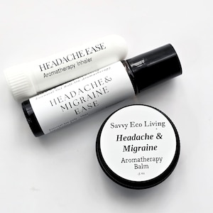 K&ouml;nnte beinhalten: Aromatherapie-Produkte f&uuml;r Kopfschmerzen und Migr&auml;ne. Das Bild zeigt einen wei&szlig;en Inhalator, eine Roll-on-Flasche und einen kleinen runden Balsam-Beh&auml;lter. Der Text auf den Produkten lautet "Headache Ease" und "Headache & Migraine Ease". Der Balsam ist 14 Gramm.