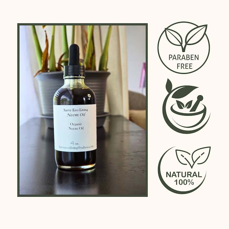 以下が含まれることがあります： ドロップ式の有機ニームオイルのボトル（118ml）。ボトルには「Savvy Eco Living Neem Oil」とラベルが貼られています。ラベルには、オイルがオーガニックであることと、会社のメールアドレスが記載されています。ボトルは暗い木製のテーブルの上に置かれています。画像には、「Paraben Free」、「Natural 100%」と書かれた緑と白のラベルが3つと、葉のついた乳鉢と乳棒も写っています。
