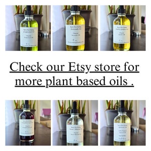 K&ouml;nnte beinhalten: Sechs Glasflaschen mit biologischen Pflanzen&ouml;len, jede mit einer Tropfflasche und einem Etikett mit der Aufschrift "Savvy Eco Living". Die &Ouml;le sind: Traubenkern, Avocado, Jojoba Golden, K&uuml;rbiskern, S&uuml;&szlig;mandel und Aprikose. Die Flaschen sind in zwei Reihen mit jeweils drei Flaschen angeordnet, mit einem Text&uuml;berlagerung, der lautet: "Schauen Sie in unserem Etsy-Shop nach weiteren Pflanzen&ouml;len."
