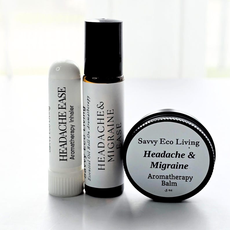 K&ouml;nnte beinhalten: Aromatherapie-Produkte zur Linderung von Kopfschmerzen und Migr&auml;ne. Das Bild zeigt einen wei&szlig;en Inhalator, eine Roll-on-Flasche und ein Balsamglas. Auf den Etiketten steht "Headache Ease", "Headache & Migraine" und "Aromatherapy Balm".