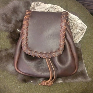 Handgjord Bare Bones-bältespåse Plus — Kodiak-läder med snörd flik 2,5 cm kil passar bälte på 6,5 cm