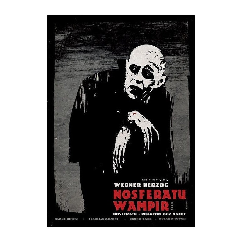 Op de afbeelding: Een vintage filmposter voor "Nosferatu the Vampyre" (1979) met een zwart-wit illustratie van de vampier. De poster bevat de naam van de regisseur, Werner Herzog, en de titel van de film in het rood. De poster heeft een verweerde, verouderde uitstraling.