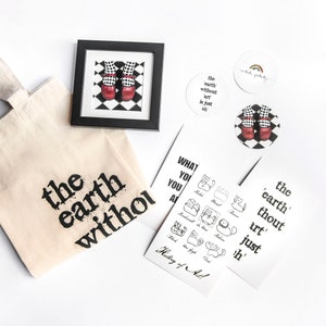 Fine Art Set / Tasche, Bild im Rahmen, Aufkleber und Postkarten
