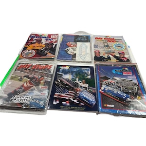 Lotto di 6 programmi di gara souvenir della Daytona 500 degli anni '90.