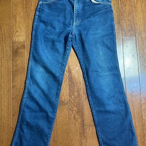 Puede incluir: Vaqueros de mezclilla azules con un dise&ntilde;o cl&aacute;sico de cinco bolsillos. Los vaqueros tienen cierre de bot&oacute;n y cremallera, trabillas para el cintur&oacute;n y un corte de pierna recto. El denim tiene un lavado medio con decoloraci&oacute;n sutil.