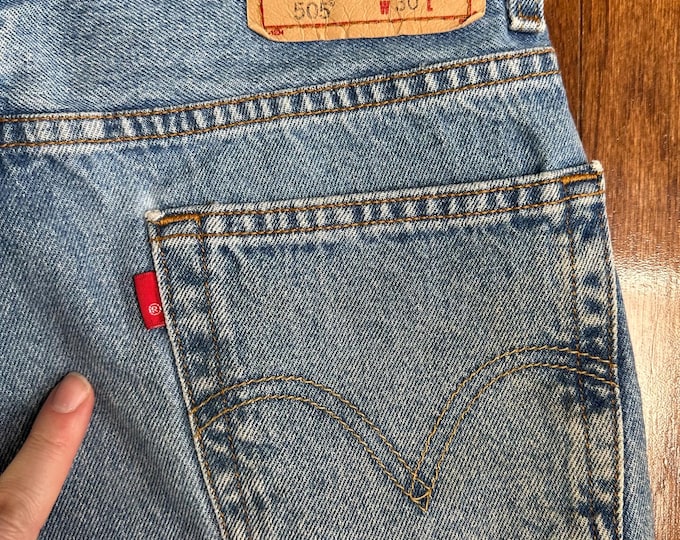 Vintage Levi’s 505 Denim Shorts Red Tab Single R