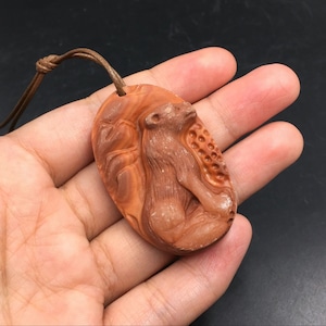 Handskuret ädelstenshänge Varghänge Pelikan Djurvarg Snidningsberlock Ädelstenshalsband Hänge Stenfokushänge 48 x 31 mm HCP 02#