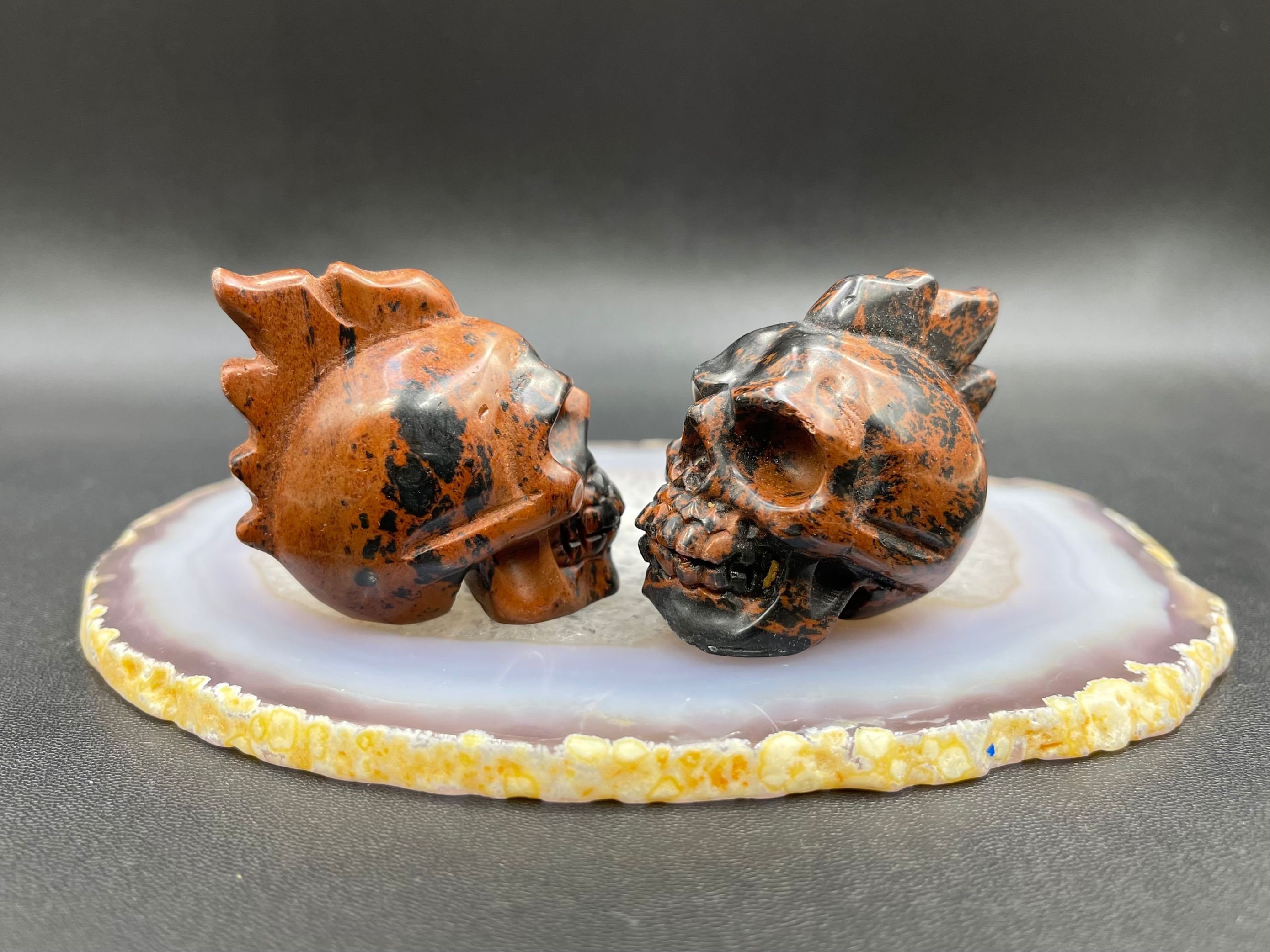 メノウの頭蓋骨細工　芸術的　台付き１個 1762324186934_1ab54aa0af2f07e1