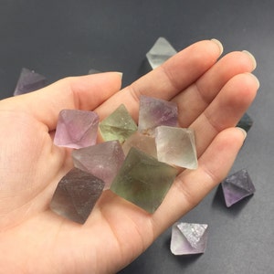 6pcs Fluorit Oktaeder Crystal Fluorit Quartz Crystal Nugget lose grüne Fluorit Edelstein liefert Mineralstufen zufällige 6pieces Satz