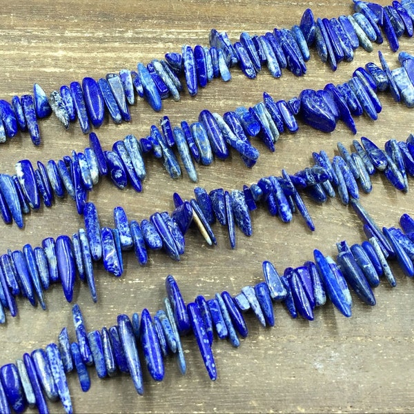 Cuentas de lapislázuli, cuentas de chip, pequeñas cuentas de lapislázuli en barra, cuentas de lapislázuli azul pulido, cuentas perforadas en la parte superior, suministros para abalorios, 10-25 mm, tira completa de 15,5"