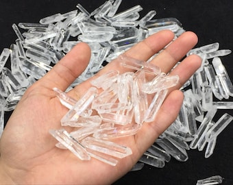 Ungebohrte klare Quarzkristallspitzen raue Mengenquarz-Sticks lose Edelstein-Spike-rohe klare Quarz-Anhänger-Perlen 100g-Beutel