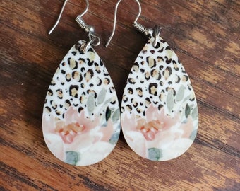 Pendientes de leopardo y florales colgantes.