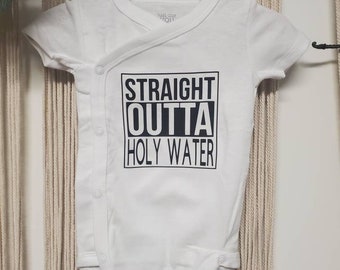 STRAIGHT OUTTA HOLYWATER - traje corporal de kimono para bebés. Ropa de fiesta de bautismo. Divertido regalo de bautismo.
