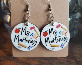 Pendientes colgantes personalizados de agradecimiento para docentes. Regalo de agradecimiento con monograma personalizado para docentes y personal escolar.