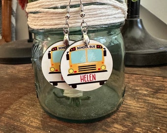 Pendientes colgantes personalizados de apreciación del maestro. Regalo de agradecimiento con monograma hecho a medida para educadores escolares y conductores de autobuses