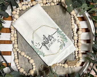 Reúnase ... simplemente no aquí / paño de cocina lavable de microfibra. ¡Caja fuerte para secadora! Regalo de inauguración de la casa. Toalla divertida