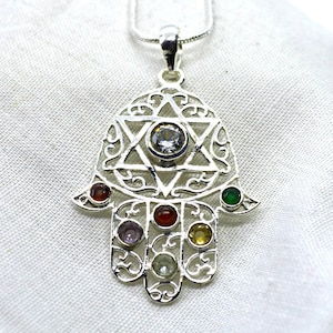 Hamsa, duży wisiorek z amuletem ochronnym Ręka Fatimy/Miriam. Kryształy czakry i heksagram, solidne srebro próby 925, filigran, naturalne kryształy.