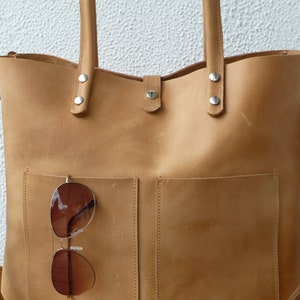 Large leather shoulder bag women, genuine sturdy but smooth cow leather camel brown, Shopping bag, minimalistic, Enie Frontpocket camel imagem 3