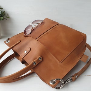 Cognac braune Leder Handtasche / Crossbodytasche Damen, 38 cm x 27 cm, kurze Henkel, langer Gurt, festes Naturleder, minimalistischer Style!