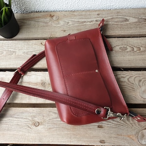 Kleine leren schoudertas rood voor dames, leren crossbody tas, lange schouderband, hoogwaardig duurzaam leer afbeelding 4