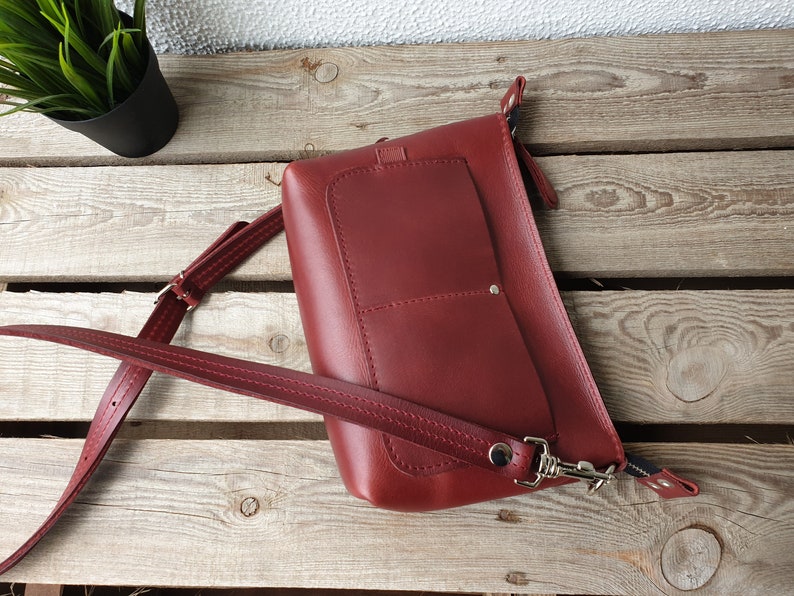 Kleine leren schoudertas rood voor dames, leren crossbody tas, lange schouderband, hoogwaardig duurzaam leer afbeelding 4