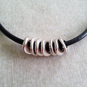 Collana in pelle con cerchi infiniti in zama, collana con perline in pelle, collana placcata in argento, collana da donna
