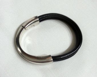 Pulsera de cuero negro, media pulsera de zamak plateado, cierre magnético