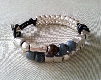 Handgefertigtes Leder Perlenarmband, Silber Verschluss aus Zamak, Boho Schmuck