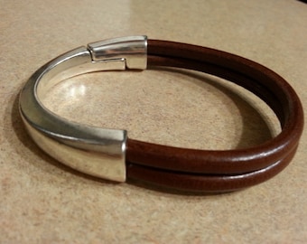 Brazalete de cuero color coñac con cierre chapado en plata de ley