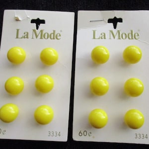12 gelbe Knöpfe von La Mode, vielleicht 1960er oder 1970er Jahre, noch auf Originalkarten