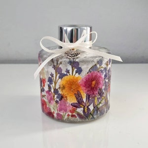 Schöner blumiger Sommerwiesen-Diffusor. Blumen inspiriertes Dekor. Muttertagsgeschenk. Blume Geburtstagsgeschenk. Duftöl-Diffusor. Blumen-Diffusor