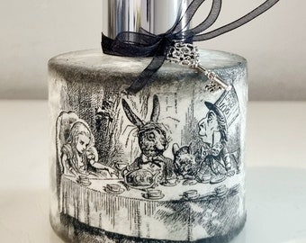 Alice in Wonderland-verspreider. Alice in Wonderland-decor. Alice in Wonderland-cadeau. Mad Hatters-theekransje. . Diffusorfles. Rietverspreider