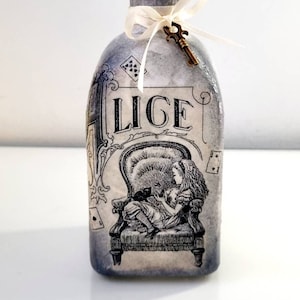 Alice in wonderland diffuser. Alice in wonderland decor. Alice in wonderland gift. Mad Hatters tea party. . Diffuser bottle. Reed diffuser