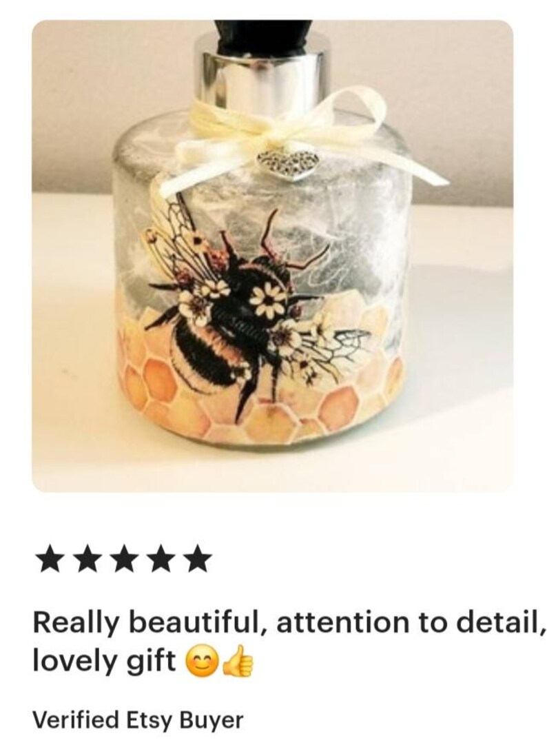 Peut inclure: Une bouteille diffuseur en verre transparent avec un couvercle argent&eacute; et un ruban jaune. La bouteille pr&eacute;sente un motif d&eacute;coratif d'une abeille avec du miel et des fleurs.