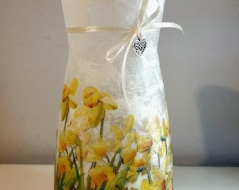 Daffodil Vase: Vintage Style Glass with Silver Heart Charm