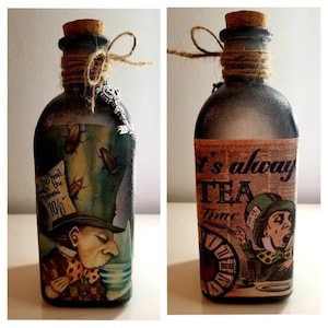 Alice in wonderland bottle. Drink me bottle. Mad hatter decor. Mad hatter gift. Mad Hatters tea party. Bottle centrpiece. Alice gift