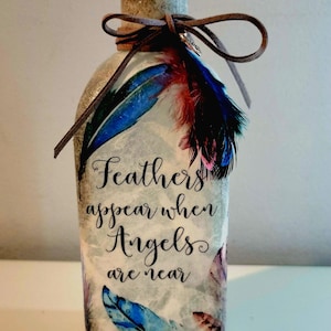 Quand les plumes apparaissent, bouteille illuminée, bouteille du souvenir, décoration de plumes, cadeau commémoratif, cadeau de deuil, cadeau inspirant, cadeau de réconfort