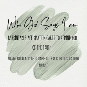以下が含まれることがあります： 黒い筆記体で「Who God Says I am」と書かれたデジタルプリント。このプリントには、「12枚の印刷可能なアファメーションカードで真実を思い出してください」と「あなたのアイデンティティはタイトルやTo-Doリストにはなく、キリストの中にあります」というテキストも含まれています。