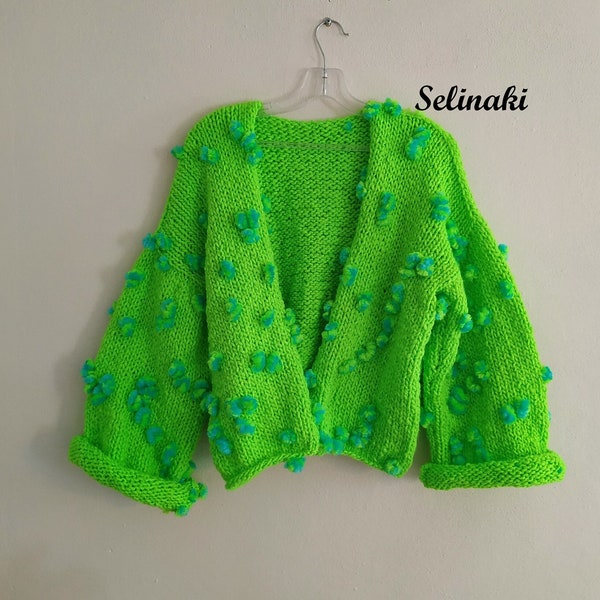 Cardigan tricoté main vert fluo à pompons