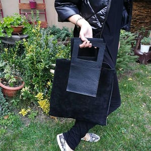 ブラックスエードバッグ、ソフトトートバッグ、スエードハンドバッグ、スエードトート、レディーススエードバッグ、レディースバッグ、スタイリッシュなブラックバッグ、普段使いのバッグ、エレガントなブラックバッグ