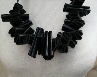 Collar llamativo de cuero negro con volantes, joyería texturizada