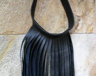 Collar llamativo con flecos de cuero hecho a mano, estilo boho festivalero.