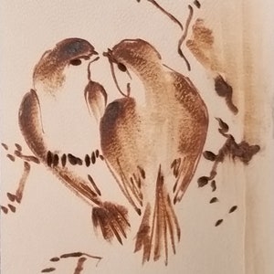 Puede incluir: Un dibujo marr&oacute;n y blanco de dos p&aacute;jaros posados en una rama. Los p&aacute;jaros se miran y parecen estar interactuando. El dibujo est&aacute; hecho en un estilo simple y minimalista.