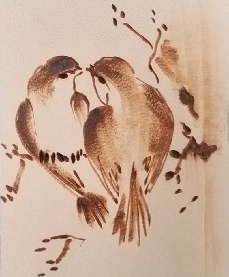 Puede incluir: Un dibujo marr&oacute;n y blanco de dos p&aacute;jaros posados en una rama. Los p&aacute;jaros se miran y parecen estar interactuando. El dibujo est&aacute; hecho en un estilo simple y minimalista.