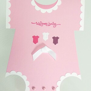 35-Onesie Baby Shower Girl Card in roze en paars met wit lint, dus het wachten waard, stand-up handgemaakte gestempelde wenskaart, welkom baby