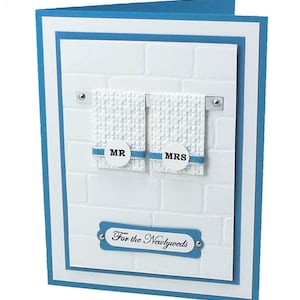103-Hochzeit oder Jungvermählten Glückwunschkarte für Braut und Bräutigam mit Badezimmer Handtüchern Monogrammed Mr. & Mrs., His und Hers, Silber, Blau mit Tiles