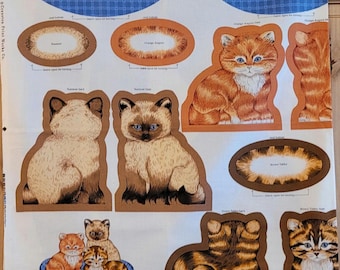 Puede incluir: Un panel de tela vintage con recortes con temática de gatos e instrucciones de costura. El panel presenta ilustraciones de gatos en tonos marrón, naranja y beige, junto con tela estampada azul. Medidas en centímetros.