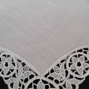 Napkins (4) White on White Cotton/Vintage Linens/Embellished Floral Motif Lace/Farmhouse/Coastal/Finished Hem/Simplistic Design Mix & Match