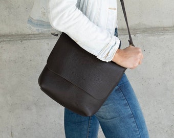 Available in 16 colors! Leather Crossbody Bag. Handcrafted. UN Original.